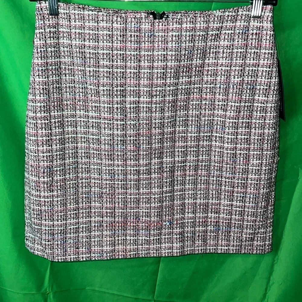 NWT Bagatelle Skirt size Medium- Flaw